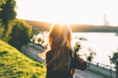 400x250px-woman-blond-corona