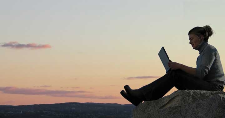 720x380px-worklife-balance-laptop-outside